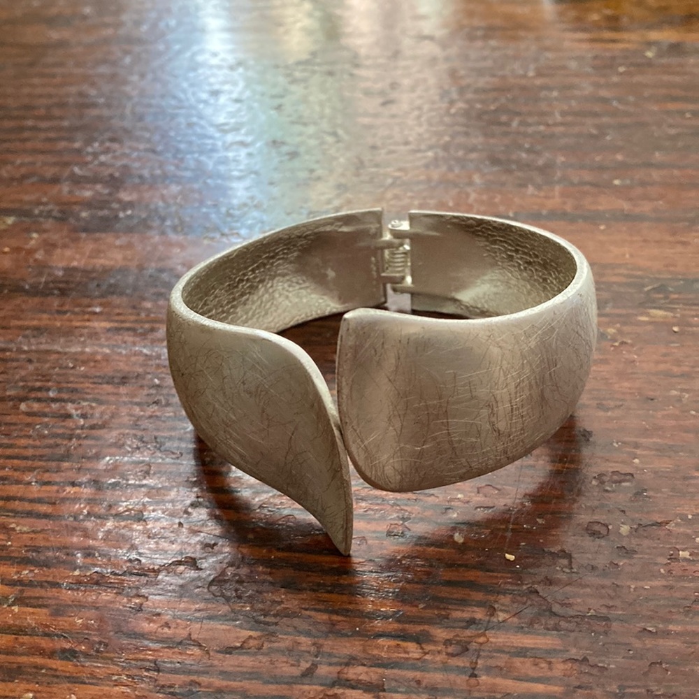 Beautiful silver hinged bracelet